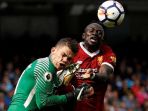 sadio-mane-tendang-kepala-ederson-moraes_20170910_185816.jpg