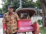 seorang-pengemudi-becak-mengenakan-seragam-batik_20171104_150725.jpg