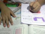 siswa-belajar-dari-rumah-didampingi-orangtua-selasa-3132020-1.jpg