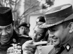 soekarno-dan-soeharto.jpg