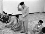 soekarno-sholat.jpg