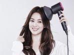 song-hye-kyo-mengeringkan-rambut.jpg