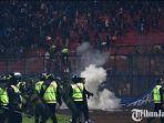 suporter-arema-fc-aremania-turun-ke-dalam-stadion-usai-laga-arema-fc-persebaya-2102022.jpg
