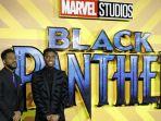 sutradara-black-panther-ryan-coogler-kiri-berpose-bareng-aktor-chadwick-boseman.jpg