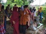 tangis-keluarga-den-pecah-melepas-kepergian-ayah-mereka-di-pemakaman-jumat-1512021.jpg