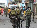 tentara-filipina-mengevakuasi-korban-bom-bunuh-diri-di-jolo.jpg