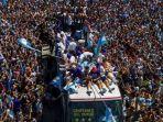 timnas-argentina-saat-parade-juara-piala-dunia-2022-jutaan-suporter-turun-ke-jalanan.jpg