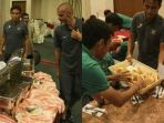 timnas-indonesia-kehabisan-makanan_20170820_183807.jpg
