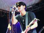 tri-suaka-musisi-jalanan-yang-dikenal-kerap-me-cover-lagu-lagu-dari-penyanyi-ternama.jpg