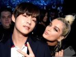 Seleb Hollywood Seksi Ini Bersandar di Pundak V BTS, Begini Reaksi Fans!