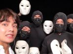 V BTS Rilis 'Singularity', Lihat Foto-Foto Di Balik Layar! Akrab Sama Dancer dari Berbagai Negara!