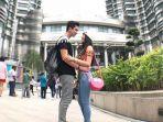 verrell-bramasta-dan-natasha-wilona-saat-berfoto-di-menara-petronas.jpg