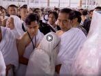 video-detik-detik-iriana-menangis-terharu-bersandar-di-bahu-jokowi-usai-mencium-hajar-aswad.jpg