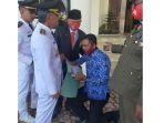 viral-asn-berlutut-dan-menangis-di-kaki-bupati-aceh-utara-minta-istrinya-diangkat-jadi-honorer.jpg