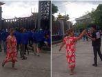 viral-ibu-ibu-berdaster-jemput-anaknya-yang-ikut-demo-uu-cipta-kerja.jpg