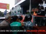 viral-seorang-wanita-sebar-uang-di-jalan-yogyakarta.jpg