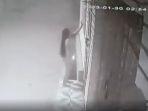 wanita-telanjang-ketuk-pintu-rumah-orang-tengah-malam-terekam-kamera-cctv.jpg