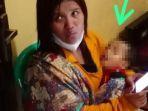 yeyen-lisnawati-30-menggendong-bayinya-yang-diduga-dianiaya-olah-suaminya.jpg