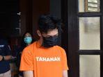 youtuber-ferdian-paleka-saat-berada-di-mapolrestabes-bandung-jumat-852020.jpg