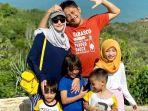 zaskia-adya-mecca-dan-hanung-bramantyo-bersama-keempat-anaknya.jpg