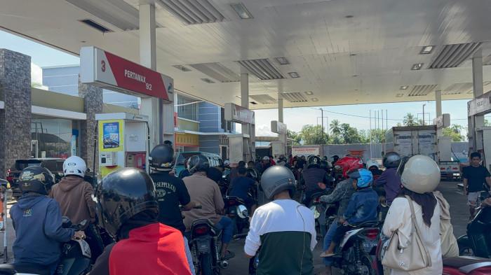 ANTREAN KENDARAAN - Kendaraan antre mengular di SPBU Jl Andi Depu, Kelurahan Lantora