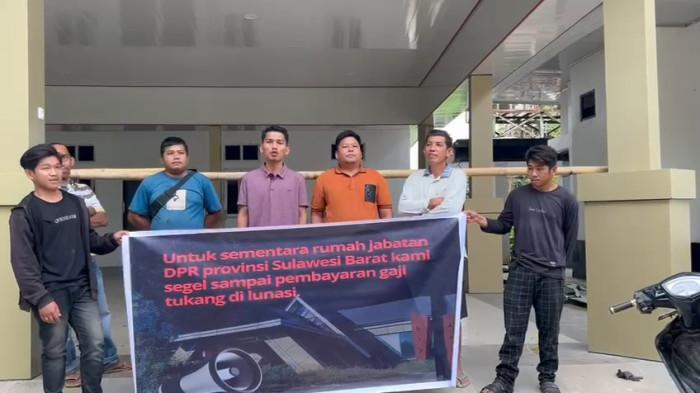 SEGEL RUJAB - Sejumlah aktivis Himpunan Mahasiswa Islam (HMI) Cabang Manakarra melakukan penyegelan terhadap Rumah Jabatan (Rujab) Ketua DPRD Sulawesi Barat (Sulbar) di Jalan H Abdul Malik Pettana Endeng, Kelurahan Rangas, Kecamatan Simboro, Kabupaten Mamuju, Senin (5/1/2026).