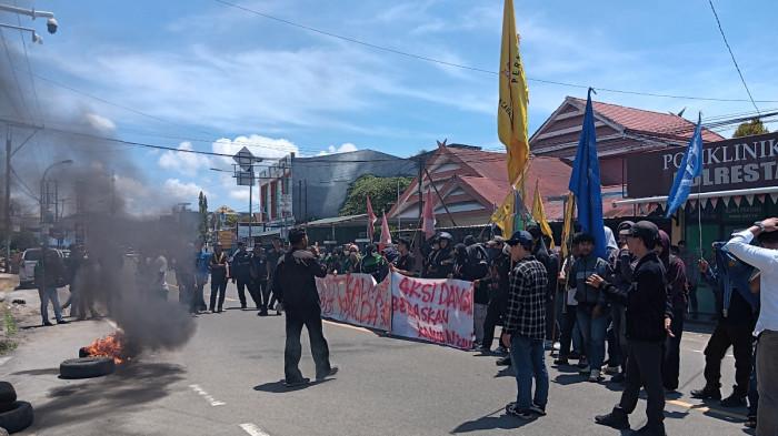 BREAKING NEWS: Aliansi OKP Demo Polresta Mamuju, Tuntut Dua Tersangka Bom Molotov Dibebaskan - Tribun-sulbar.com
