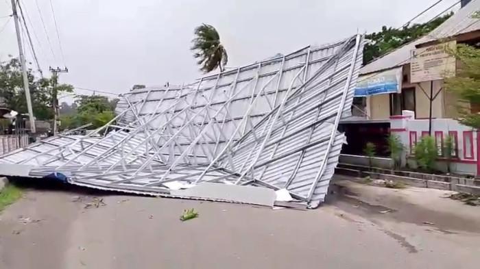 ATAP TERBANG MAJENE- : Angin kencang disertai hujan deras melanda wilayah kota Majene, Sulawesi Barat (Sulbar) dan sekitarnya, Selasa (6/1/2026). Dampak angin kencang itu sebabkan rangka atap gedung UPTD KB di Banggae Timur terbang.