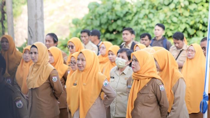 Apel pagi lingkup DiskominfoSS Sulbar di halaman Kantor DiskominfoSS Sulbar, Senin (9/2/2026).