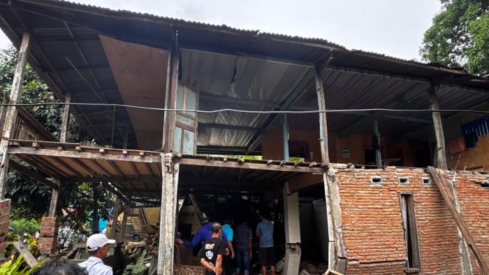 BUS TABRAK RUMAH - Sebuah bus alami kecelakaan lalu lintas di Laliko, Polman