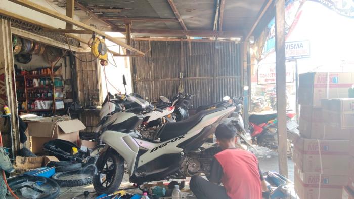 ARUS BALIK - Bengkel motor di Desa Topoyo, Kecamatan Topoyo, Kabupaten Mamuju Tengah, Sulawesi Barat dipadati kendaraan warga, Jumat (27/3/2026).