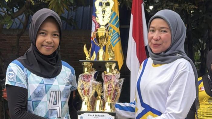 Piala Juara - Direktur UT Majene, Devi Ayuni memberikan piala Turnamen voli kepada Atlet tim Puteri SMAN 2 Campalagian Polman yang juara