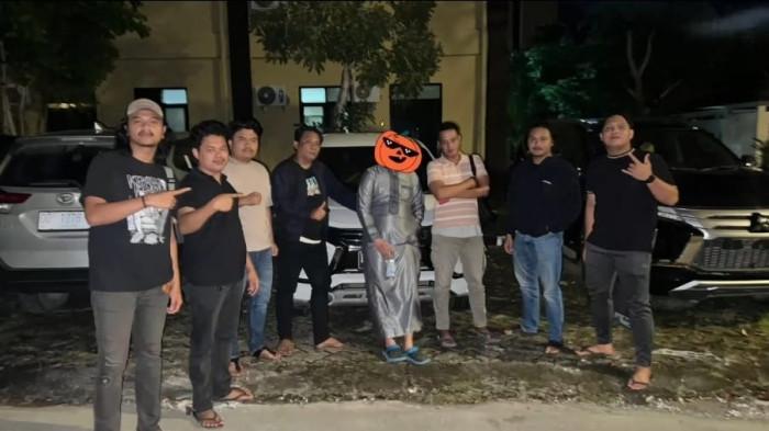 Dana Desa - Tim Jatanras Polda Sulawesi Barat di bawah pimpinan Iptu Hamring, menangkap AH, seorang mantan kepala cabang bank di Mamuju yang merupakan tersangka utama hilangnya Dana Desa Tapandullu senilai Rp388 juta