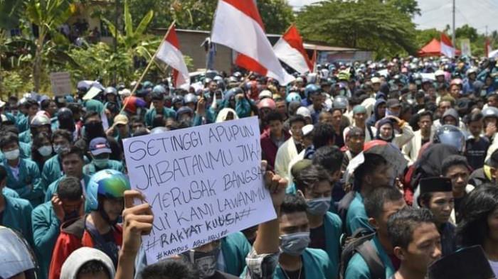 Demo Mahasiswa Mamuju Sulawesi Barat di depan Kantor DPRD Sulbar