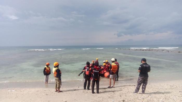 HARI KE LIMA PENCARIAN- Pencarian nelayan yang jatuh dari kapal di Perairan Majene, Sulawesi Barat, memasuki hari kelima, Senin (2/2/2026).Korban, Muh. Rifai (32), warga Desa Onang, Kecamatan Tubo Sendana, Kabupaten Majene, hingga kini masih belum ditemukan.