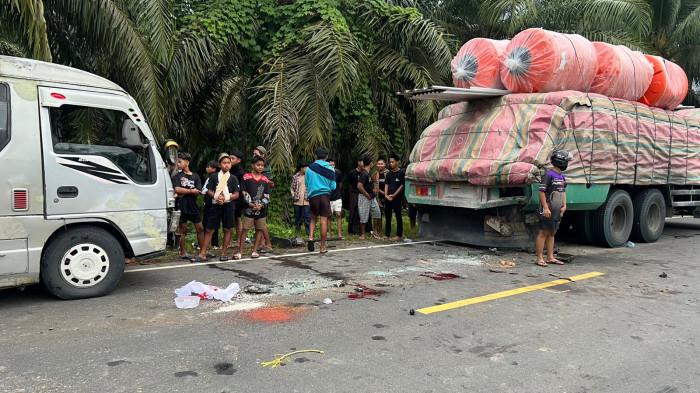 LAKALANTAS MINI BUS- Mini bus dan Truk Fuso mengalami kecelakaan lalulintas di Jalan Trans Sulawesi, Desa Barakkang, Kecamatan Budong-budong, Kabupaten Mamuju Tengah, Sulawesi Barat, Minggu (22/2/2026). (