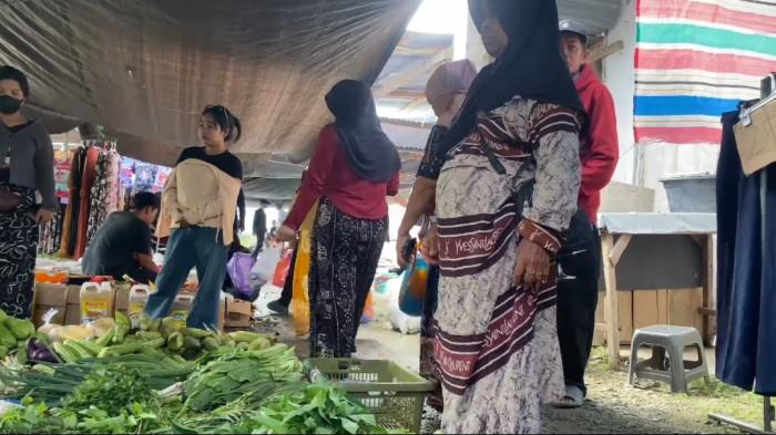 HARGA BAHAN POKOK RAMADAN-Aktivitas jual beli di lapak pedagang pasar Desa Randomayang, Kecamatan Bambalamotu, Kabupaten Pasangkayu, Sabtu (14/2/2026). Menjelang Ramadhan, harga bahan pokok mulai bergerak.