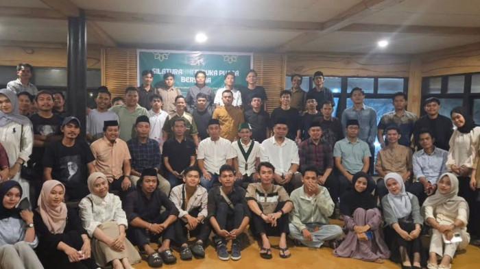 Berikut adalah beberapa pilihan Keterangan Foto (Caption) yang disesuaikan dengan isi berita silaturahmi HMI di Majene tersebut:

Opsi 1: Fokus pada Tokoh Utama
SILATURAHMI LINTAS GENERASI – Ketua KAHMI Sulawesi Barat, Syamsul Samad, memberikan sambutan dalam acara buka puasa bersama HMI di Majene, Rabu (18/3/2026). Dalam arahannya, Syamsul menekankan bahwa proses pengkaderan merupakan jantung organisasi yang harus terus dirawat demi menjaga eksistensi HMI.