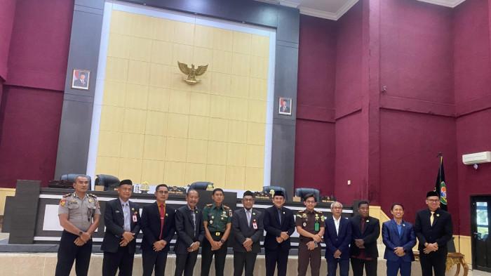 Foto bersama dalam rapat paripurna pergantian unsur pimpinan DPRD Kabupaten Pasangkayu