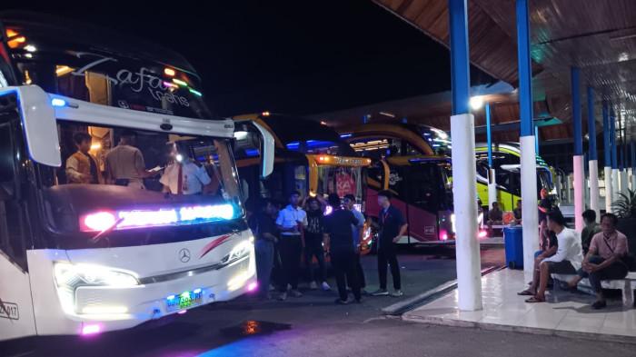 SIAP BERANGKAT – Sejumlah bus Antar Kota Antar Provinsi (AKAP) terparkir di Terminal Tipe A Simbuang, Mamuju, Rabu (18/3/2026). Menjelang puncak arus mudik, harga tiket bus kelas ekonomi hingga sleeper bus mulai mengalami kenaikan signifikan mengikuti kebijakan masing-masing operator. (