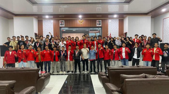 Foto bersama kader GMNI Sulbar usai Deklarasi Persatuan dan Konferda di Aula Kemenag Sulbar, Mamuju, 24–26 April 2026, menandai berakhirnya dualisme kepengurusan selama tujuh tahun.