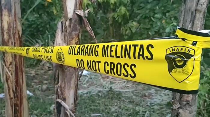 Garis Polisi - Polisi memasang police line di lokasi ditemukannya Husain (35) tewas penuh darah dalam mobil diduga akibat tertembak di Kabupaten Polman, Sulbar, Senin (22/9/2025). Dok Fahrun.
