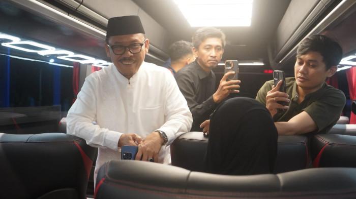 MUDIK LEBARAN -  Gubernur Sulawesi Barat, Suhardi Duka, melakukan pemantauan langsung arus mudik Lebaran di Terminal Simbuang guna memastikan pelayanan kepada masyarakat berjalan optimal, Selasa (17/3/2026) malam.
