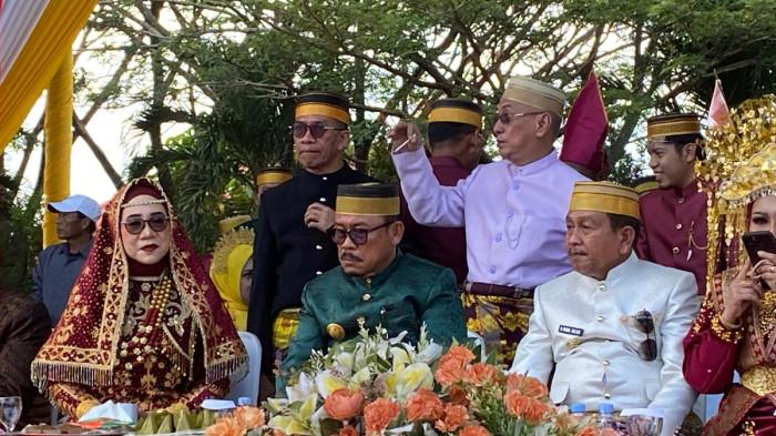 Gubernur Sulbar, Suhardi Duka, diapit oleh Bupati dan Wakil Bupati Pasangkayu