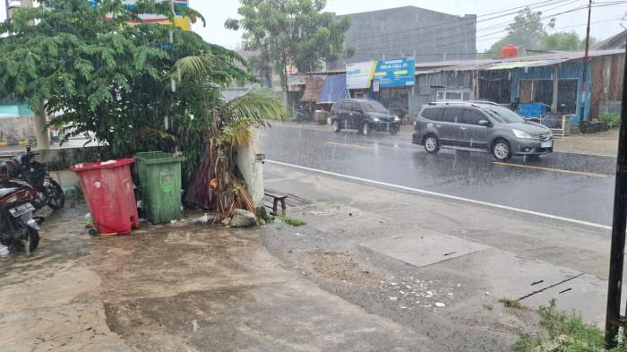 HUJAN LEBAT - Hujan lebat guyur Kota Mamuju, Sulawesi Barat, Sabtu (13/6/2026) siang. BMKG perkirakan kondisi ini hingga pukul 15.46 WITA