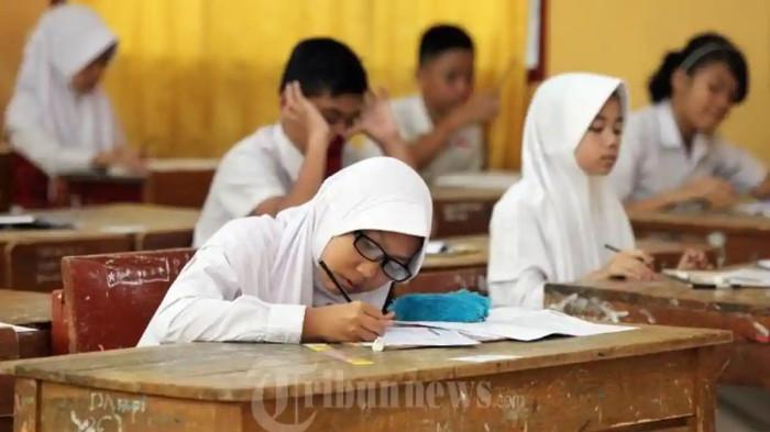 KUNCI JAWABAN - Ilustrasi anak SD belajar dalam kelas