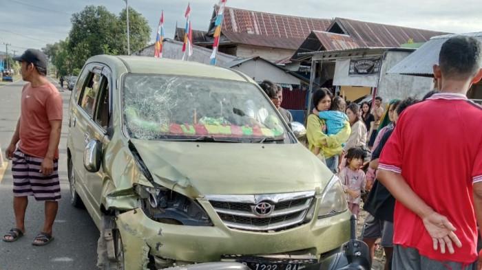 Kecelakaan - Kecelakaan lalu lintas terjadi di Jalan Poros Tapalang, tepatnya di Lingkungan Kasambang, Kecamatan Tapalang, Kabupaten Mamuju, Sulawesi Barat, Selasa (5/8/2025) sekitar pukul 08.30 WITA. Peristiwa tersebut melibatkan mobil Toyota Avanza bernomor polisi DD 1232 QA yang menabrak sepeda motor Honda Scoopy DC 3669 GV.