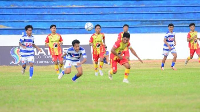 TERJATUH - Seorang pemain Persimaju terjatuh saat perebutan bola dengan pemain PS Matra dalam laga penyisihan Grup B Liga 4 Sulbar di Stadion Manakarra, Mamuju, Selasa (21/4/2026)