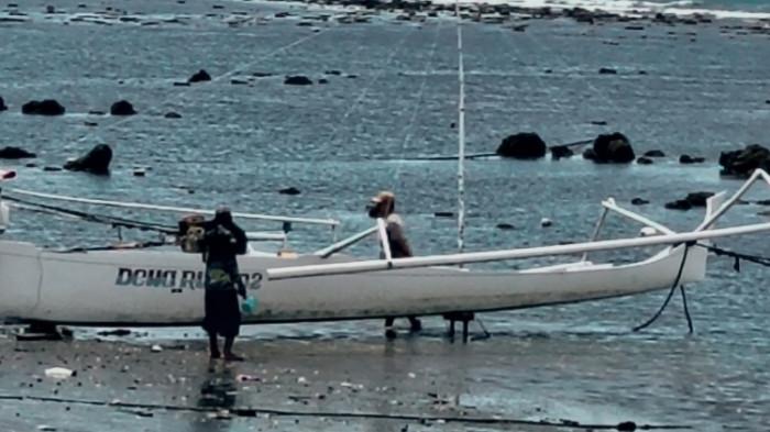 CUACA EKSTREM - Nelayan mengecek kapal mereka yang sandar di pesisir Pantai Desa Babana, Kecamatan Budong-budong, Kabupaten Mamuju Tengah, Sulawesi Barat, Selasa (9/12/2025).