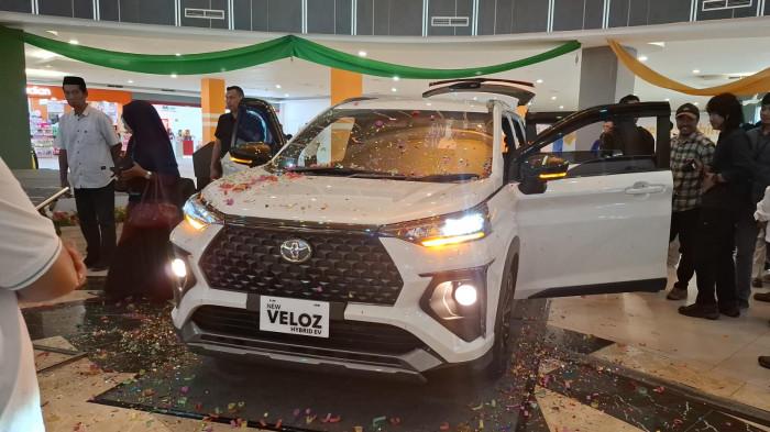 LAUNCHING - New Veloz Hybrid EV resmi mengaspal di Mamuju, Sulawesi Barat. Kalla Toyota Mamuju meluncurkan unit baru tersebut di Atrium Mall Maleo Town Square, Jl. Yos Sudarso, Kelurahan Binanga, Kecamatan Mamuju, Sabtu (7/3/2026).